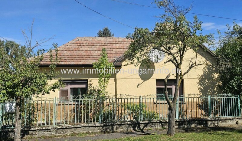 Veszprém Vármegye: In der Weinregion Somló (Komitat Veszprém) stehen 2 Häuser zum Preis von einem zum Verkauf. Veszprém Vármegye: In der Weinregion Somló (Komitat Veszprém) stehen 2 Häuser zum Preis von einem zum Verkauf.