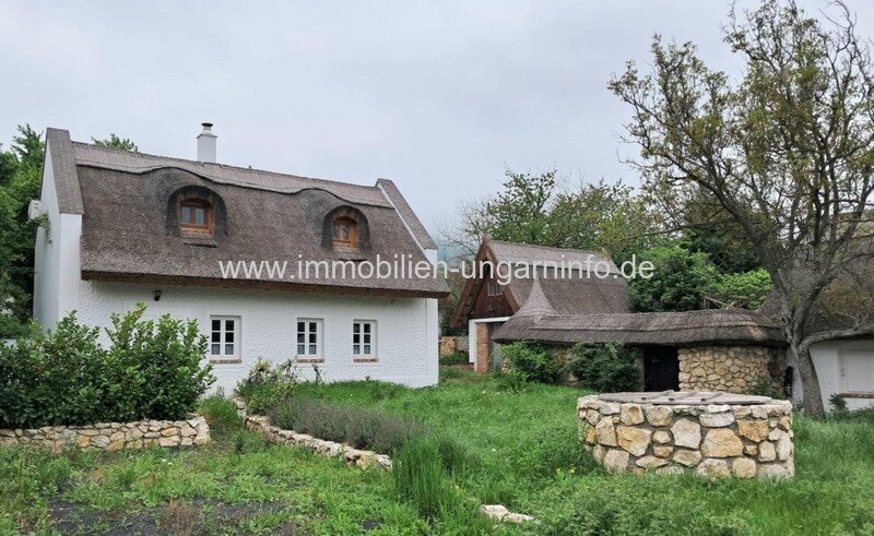 Veszprém Vármegye: Authentische Familienhäuser (3 in einem) am Nordufer des Plattensees Veszprém Vármegye: Authentische Familienhäuser (3 in einem) am Nordufer des Plattensees