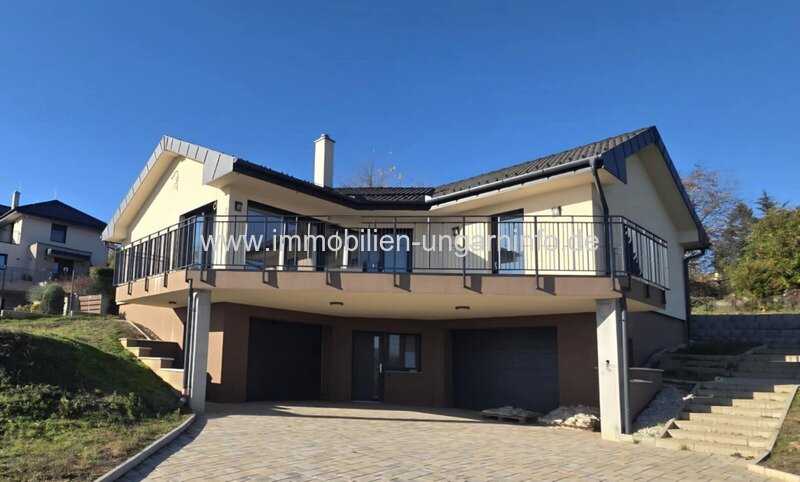 Zala Vármegye: Neubau-Einfamilienhaus in der Region Nord-Balaton mit Panoramablick auf den Balaton Zala Vármegye: Neubau-Einfamilienhaus in der Region Nord-Balaton mit Panoramablick auf den Balaton