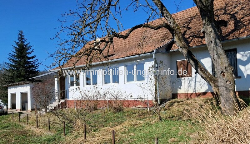 Zala Vármegye: Einfamilienhaus in Zalaszabar mit großem Grundstück 